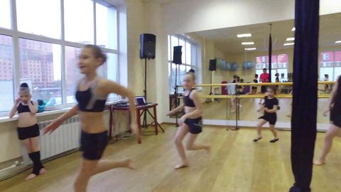 ポールダンスを頑張る欧米のちびっ*たち　U-15　柔軟な体を持つ美少女たち